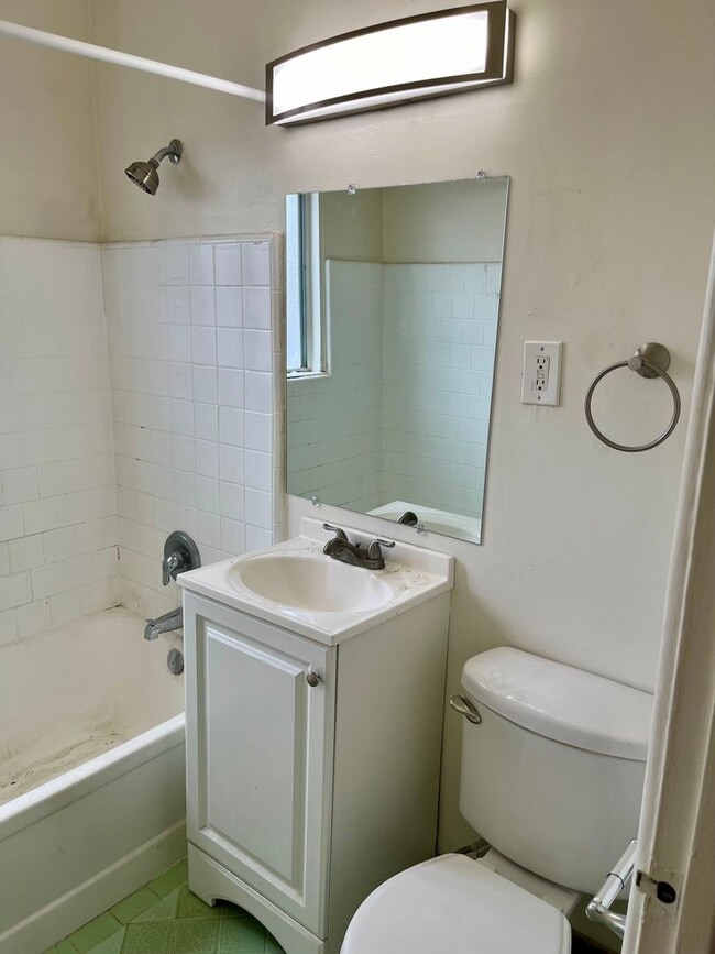 Building Photo - Large 1 Bed/1 Bath Hillcrest