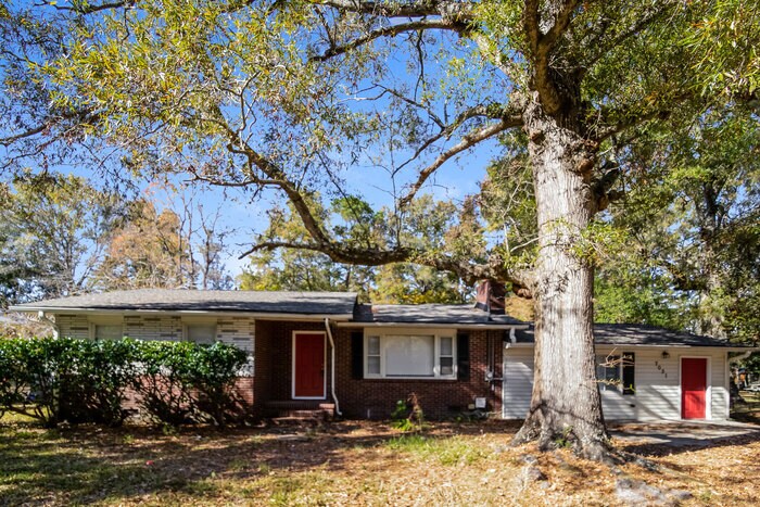 Primary Photo - 7031 N Kenwood Dr