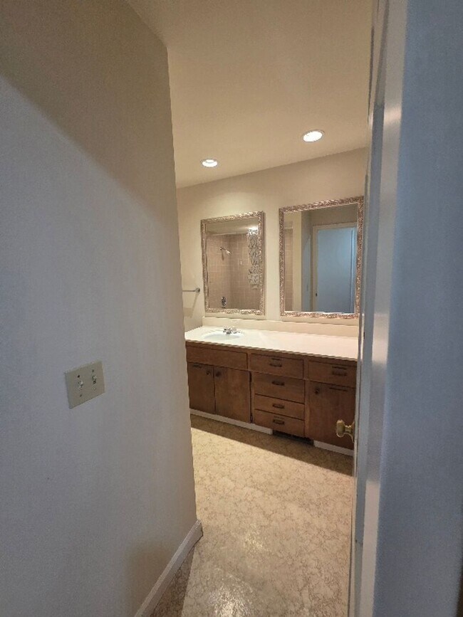 Building Photo - Private 4 Bedroom / 2.5 Bath Bridle Trails Acerage Property