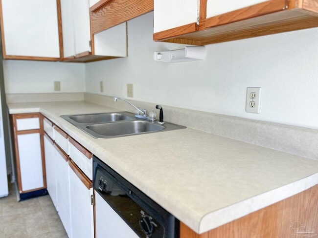 Building Photo - 4456 Bellview Ave