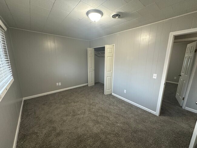 Building Photo - 1040 Bowerman Dr.