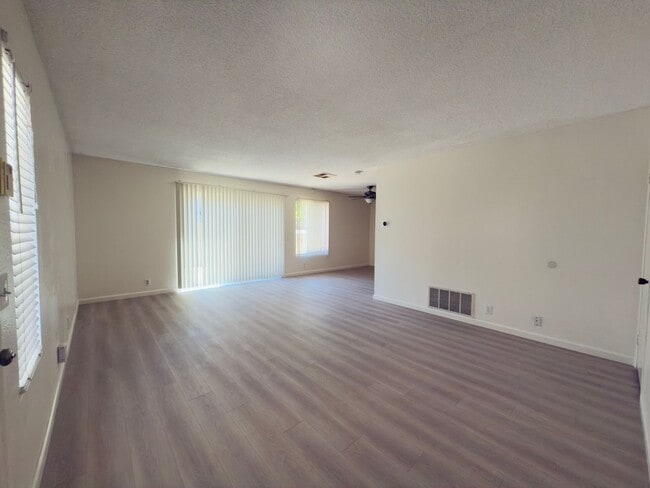 Building Photo - Charming 3-Bedroom Townhome Just Off the 5...