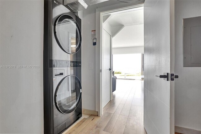 Building Photo - 1194 Hillsboro Mile Unit 1