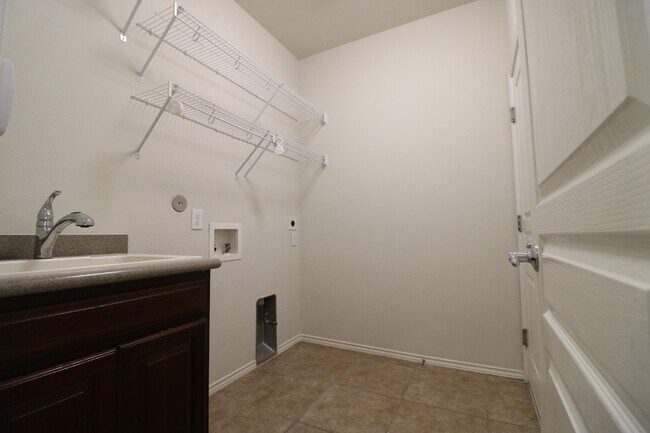 Building Photo - 8227 Clover Leaf Dr