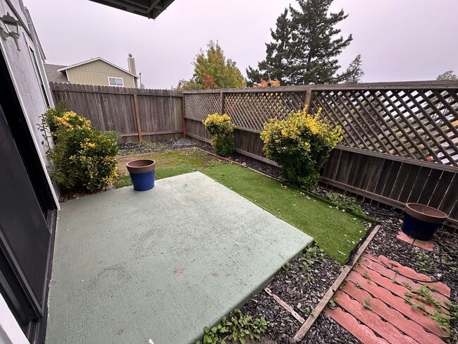 Building Photo - Three bedroom Clearview Circle Condo!