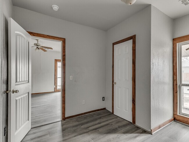 Building Photo - 118 S Miles Ave