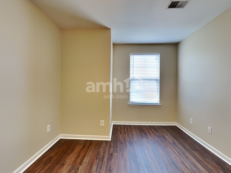 Building Photo - 211 Meadow Wood Rd
