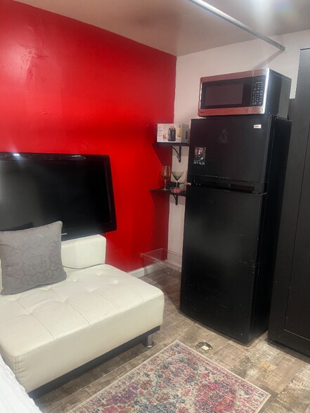 Building Photo - 573 E 93rd St