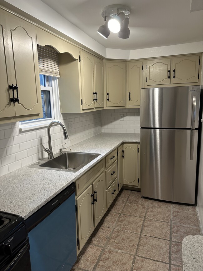 Building Photo - 203 Mansfield Ave