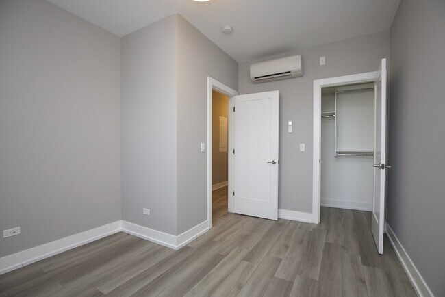 Building Photo - 3946 N Janssen Ave