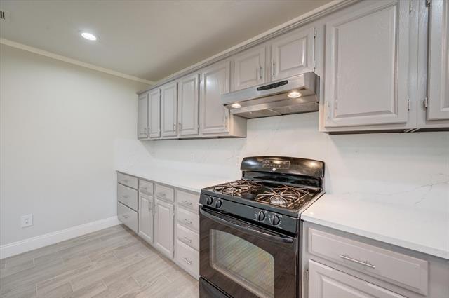 Building Photo - 304 Oak Dr