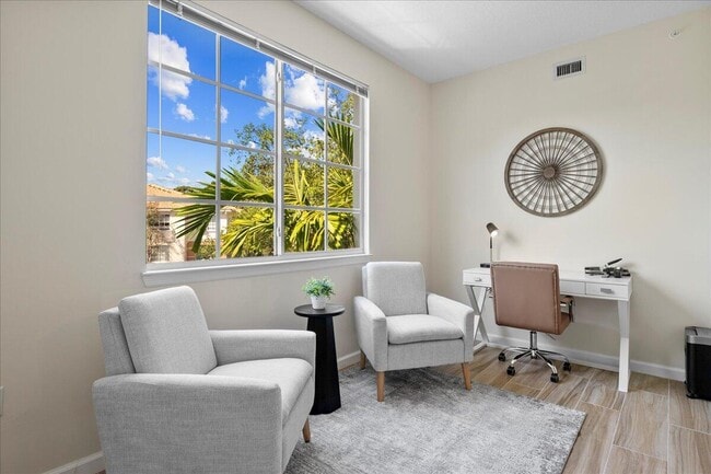 Building Photo - 5203 Myrtlewood Cir E