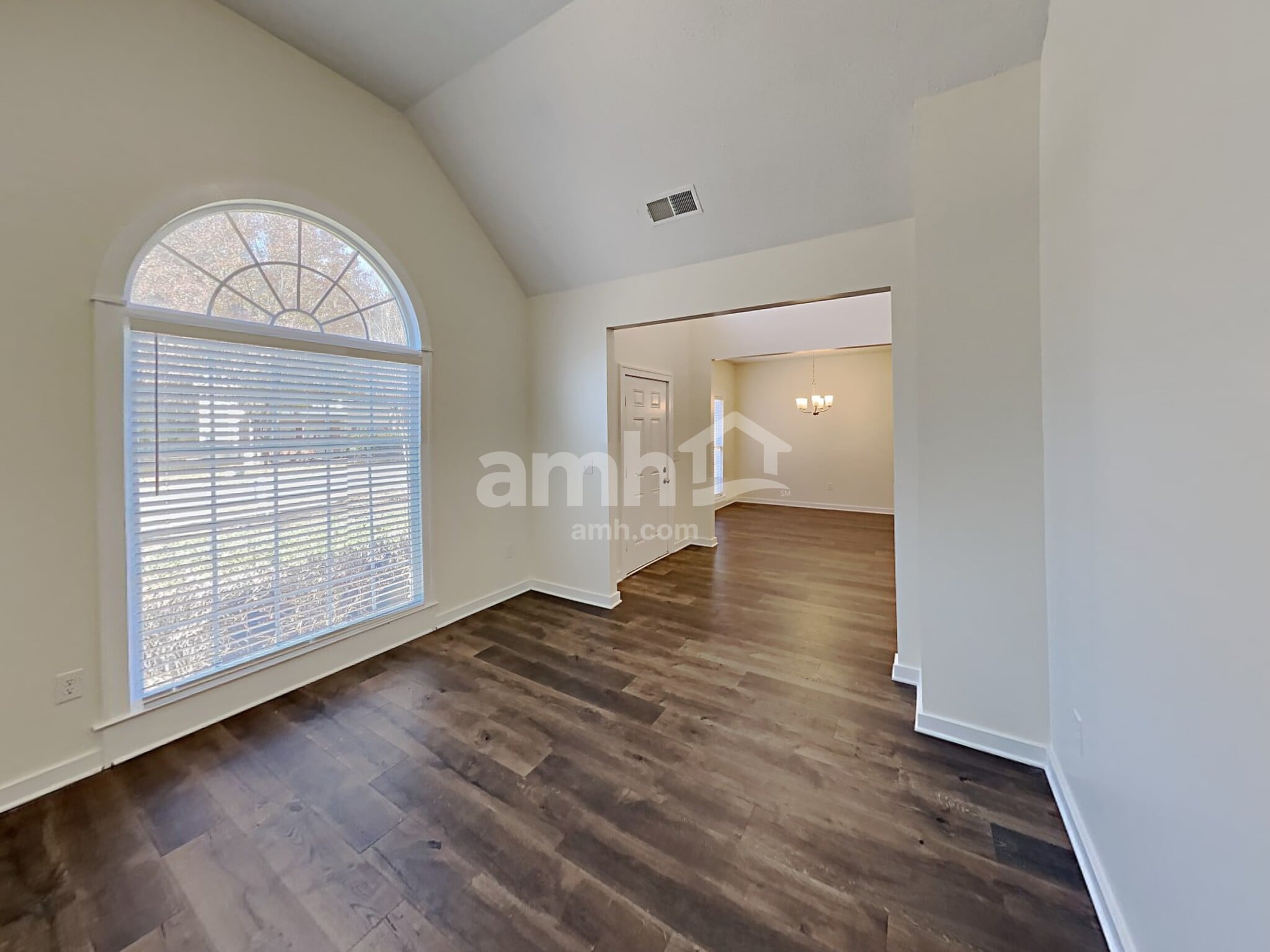 Building Photo - 3075 Kings Dr