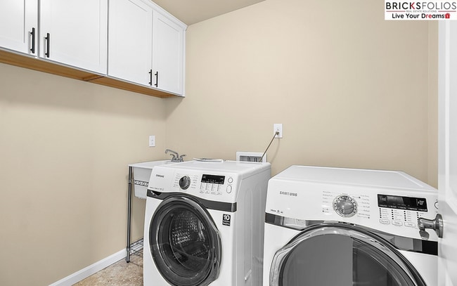 Building Photo - Natural Light-Filled Renton Home with Space to Live & Entertain!