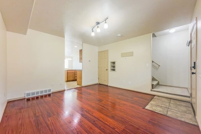 Building Photo - Charming 2 Bedroom Home with Modern Comforts and Pet-Friendly Living - Available NOW!