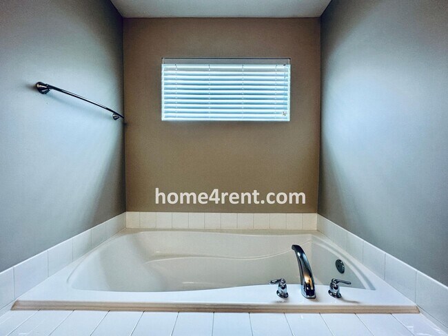 Building Photo - Wood Floors, Open Layout, Plenty of Natura...