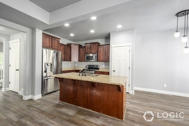 Building Photo - Beautiful Home in Midvale!