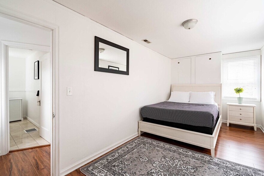 Building Photo - 825 SE 49th Ave