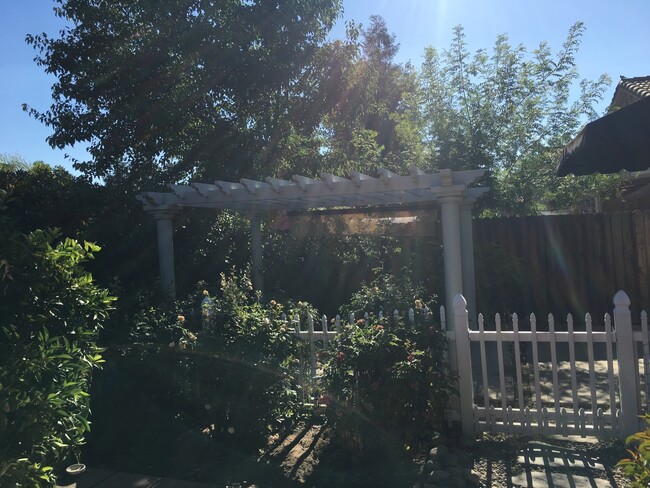 Building Photo - GORGEOUS CLOVIS UNIFIED 4 BEDROOM HOME!