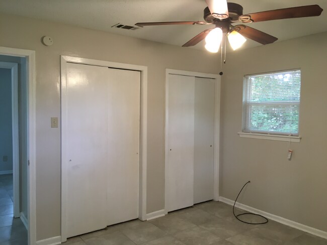 Building Photo - 659 Meadow Dr