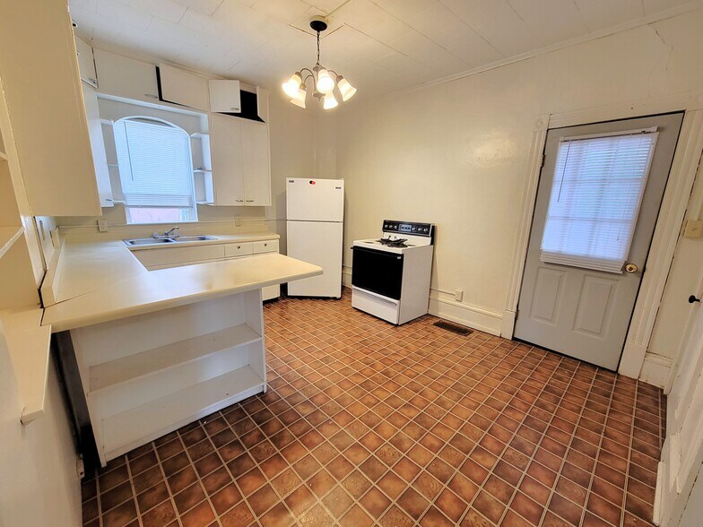 Building Photo - 210 N Fremont St