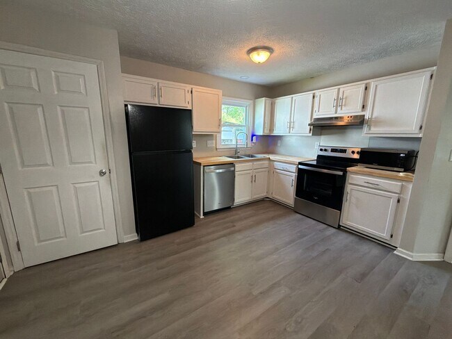 Building Photo - NEW LISTING!!