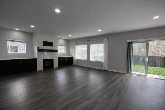 Building Photo - Spacious 4-Bedroom Home with Balcony and Fenced Yard in Marysville