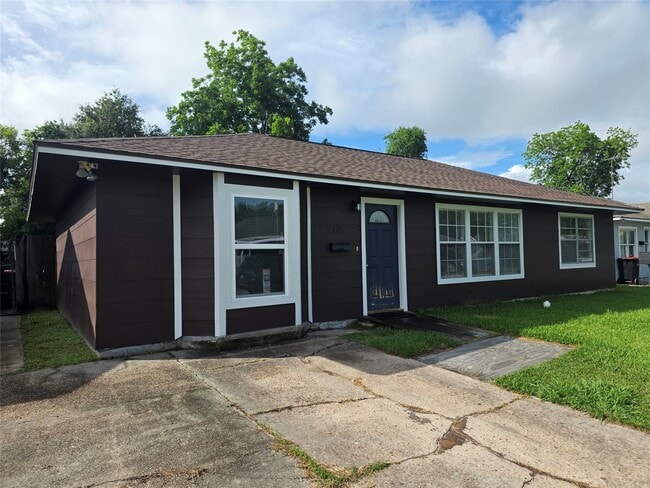 Building Photo - 705 N Circle Dr