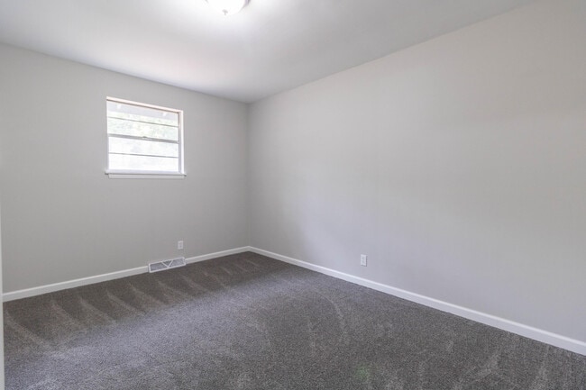Building Photo - 5714 N Maple Ct