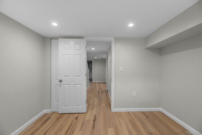Building Photo - 146 N Ellwood Ave