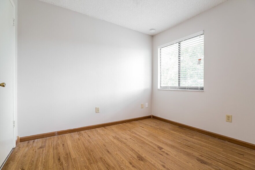 Building Photo - 402 E Springtree Way