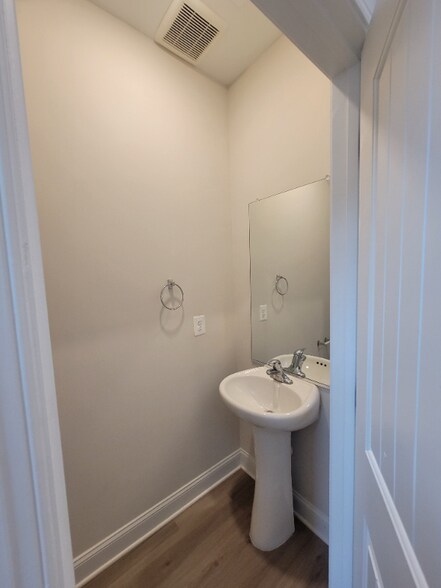 Building Photo - 10054 Roulette Dr