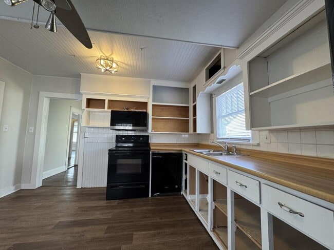 Building Photo - 836 S Broadway Ave