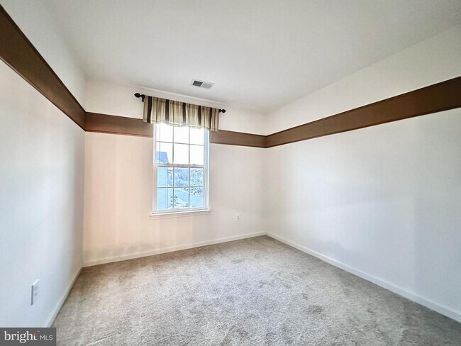 Building Photo - 920 Hopkins Cor