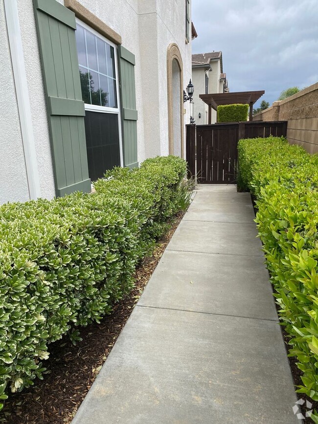 Building Photo - Newly Renovated 3 Bed/2.5 Bath, 2-Story Co...