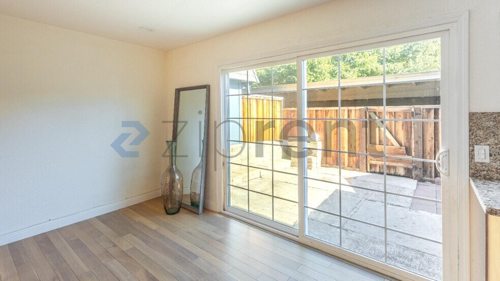 Building Photo - Unit