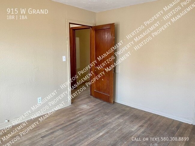 Building Photo - 915 W Grand-