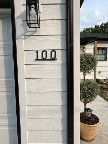 Building Photo - 2022 Mary Lee Dr