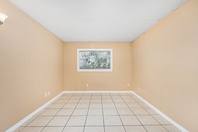 Building Photo - 2 Bedroom at Acqua Condominium