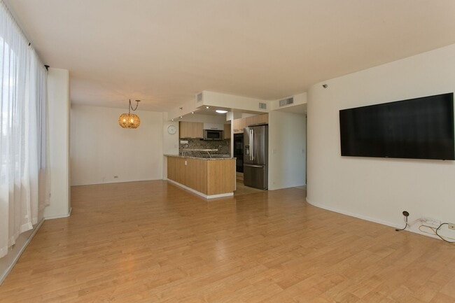 Building Photo - Available NOW ! 2/2/2 in town! Beautiful a...