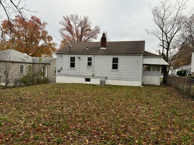 Building Photo - Cute! Must See! Large Fenced Yard!