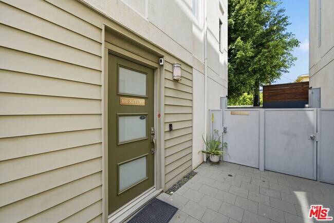 Building Photo - 5911 Saturn St