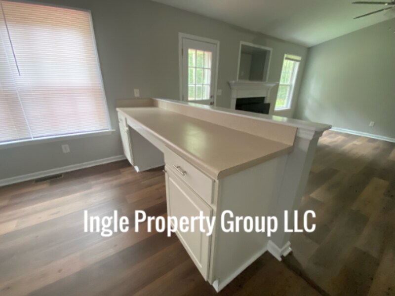 Building Photo - 375 Sommerset Dr