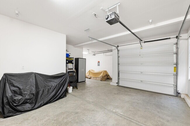 Building Photo - 52050 Rosewood Ln