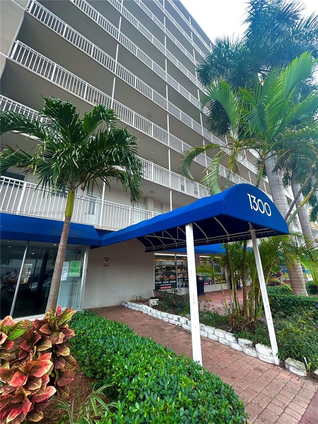 Building Photo - 1300 Lincoln Rd