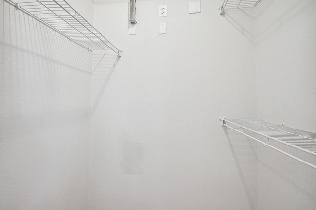 Building Photo - Updated 1br in control access building in Gates of Mclean.