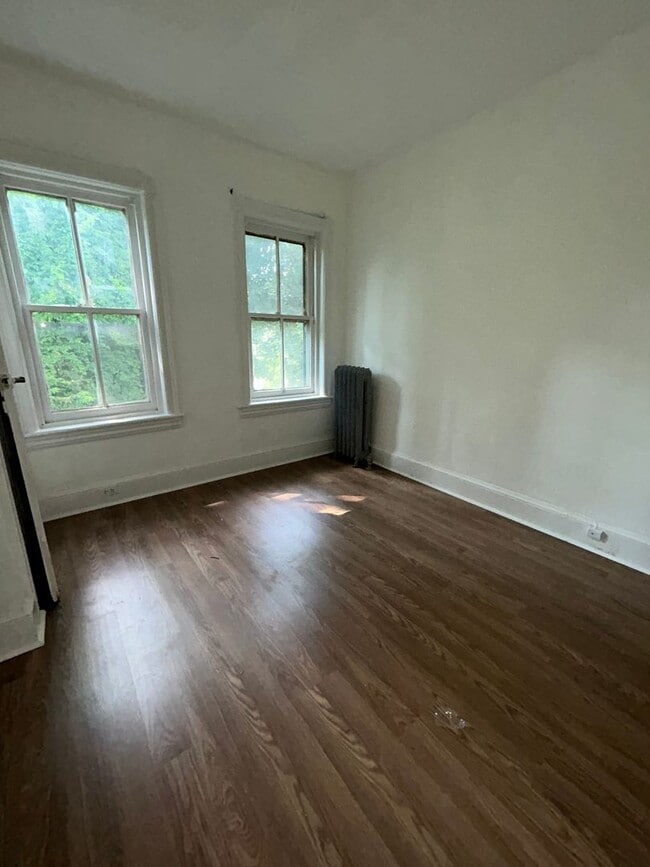 Building Photo - Large Colonial Home ready for you!