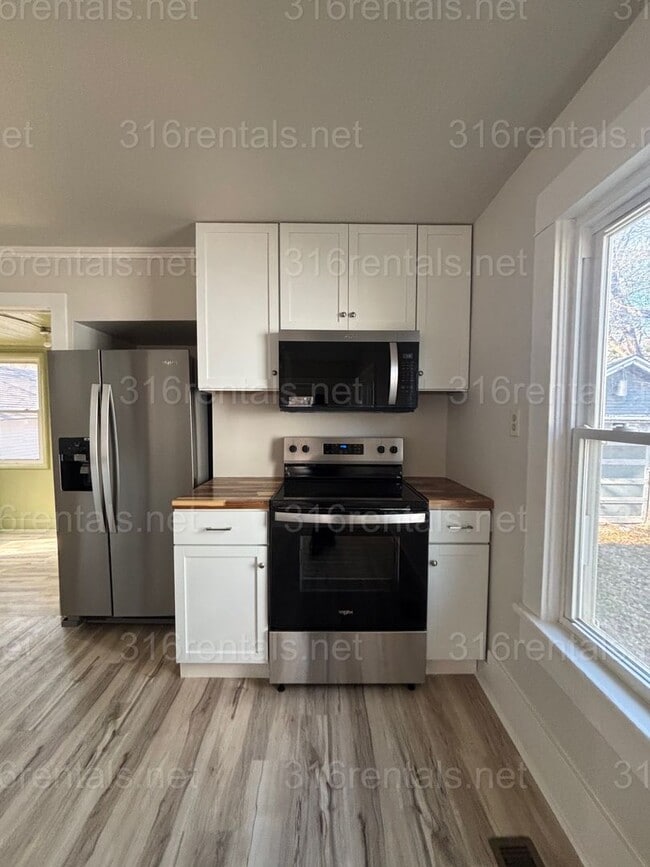 Building Photo - 2 bedroom 1 bath available NOW!