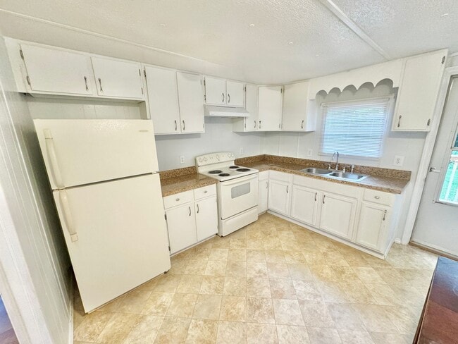 Building Photo - Statesville - HWY 90 - 3 Bedroom/ 1.5 Bath