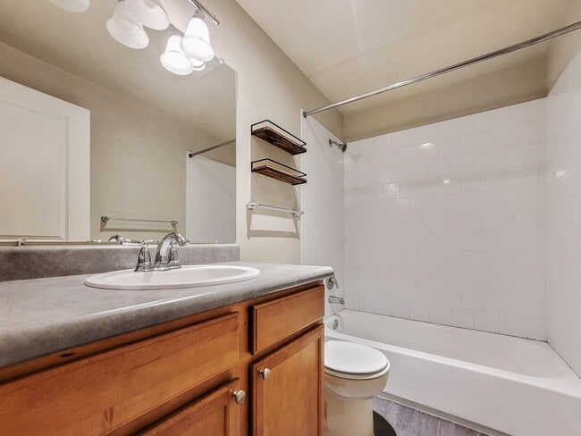 Building Photo - Modern Top-Floor 2BR/2BA Near Downtown Iss...